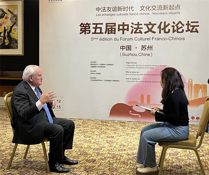 法國前總理、法國展望與創(chuàng)新基金會主席讓-皮埃爾·拉法蘭接受人民網(wǎng)的采訪。（國際在線供圖）