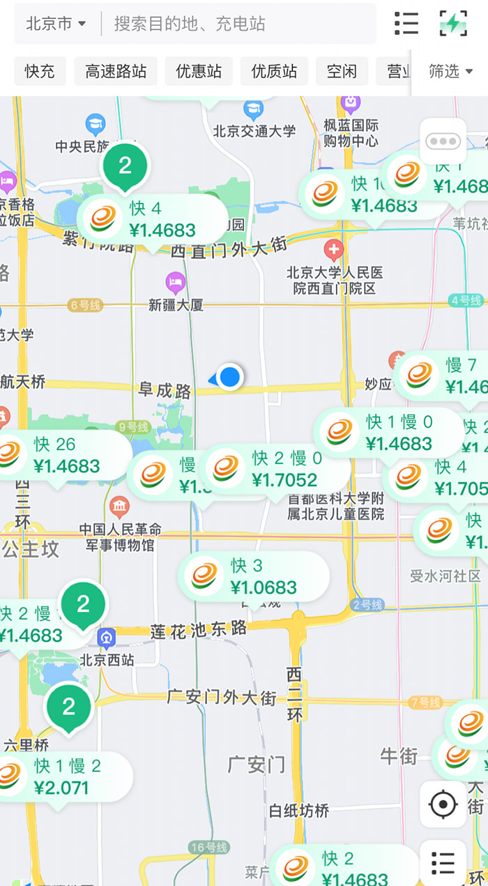 中新財經(jīng)查詢相關(guān)充電APP發(fā)現(xiàn)，電價平峰時段，快充樁的價格普遍在1.4元度左右。