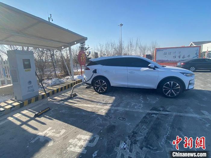資料圖：新能源汽車正在充電?！±畹?攝