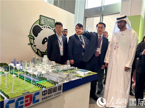 COP28主席蘇爾坦·賈比爾參觀中國角展示。人民網(wǎng)記者任皓宇攝