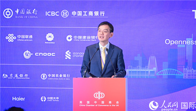 英國(guó)中國(guó)商會(huì)會(huì)長(zhǎng)、中國(guó)銀行倫敦分行行長(zhǎng)方文建 致歡迎辭。人民網(wǎng) 郭錦標(biāo)攝