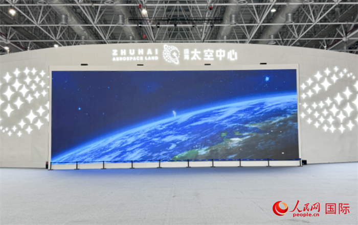 珠海太空中心是珠海市為發(fā)揮中國航展品牌效應(yīng)和帶動(dòng)效應(yīng)而打造的“永不落幕的航展”。人民網(wǎng)記者 張麗鷗攝
