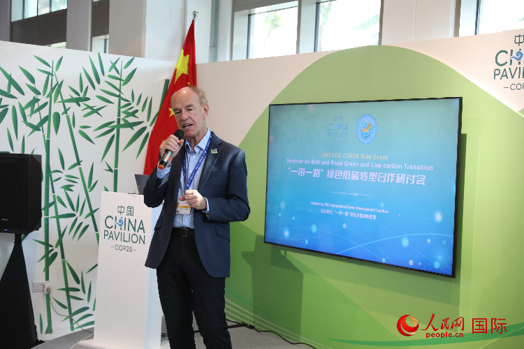 綠色聯(lián)盟聯(lián)合主席、世界自然基金會國際特使蘭博蒂尼在“一帶一路”綠色低碳轉(zhuǎn)型合作研討會上發(fā)言。人民網(wǎng)記者 張志文攝
