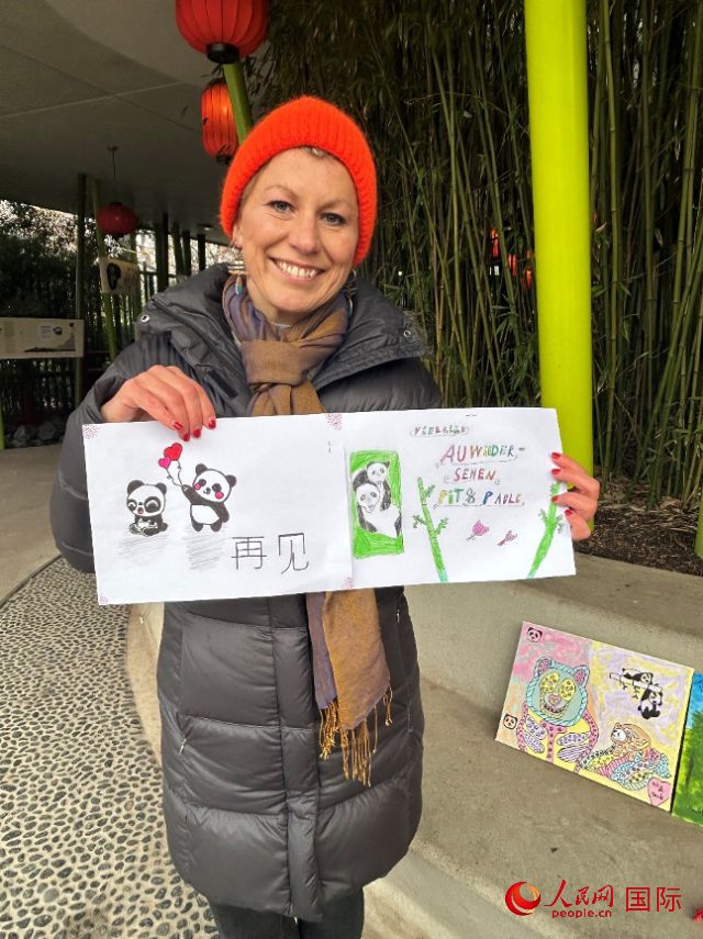 桑德拉和德國(guó)小朋友們的作品。右圖寫著“祝福好運(yùn)，再見 Pit和Paule（“夢(mèng)想”“夢(mèng)圓”的德語(yǔ)名字）”。人民網(wǎng)記者 徐馨攝