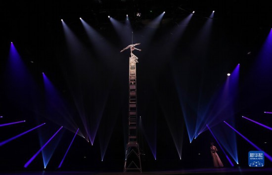 12月8日，演員在法國巴黎舉行的中國雜技“奇妙之夜”演出上表演《高椅》。新華社記者 高靜 攝