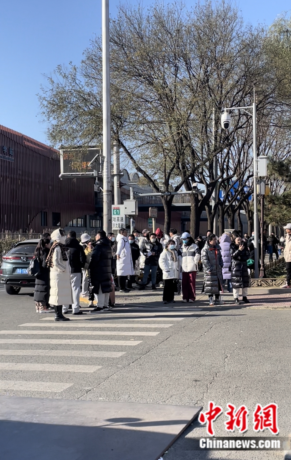 不少家長和老師在考場外等候。袁秀月 攝