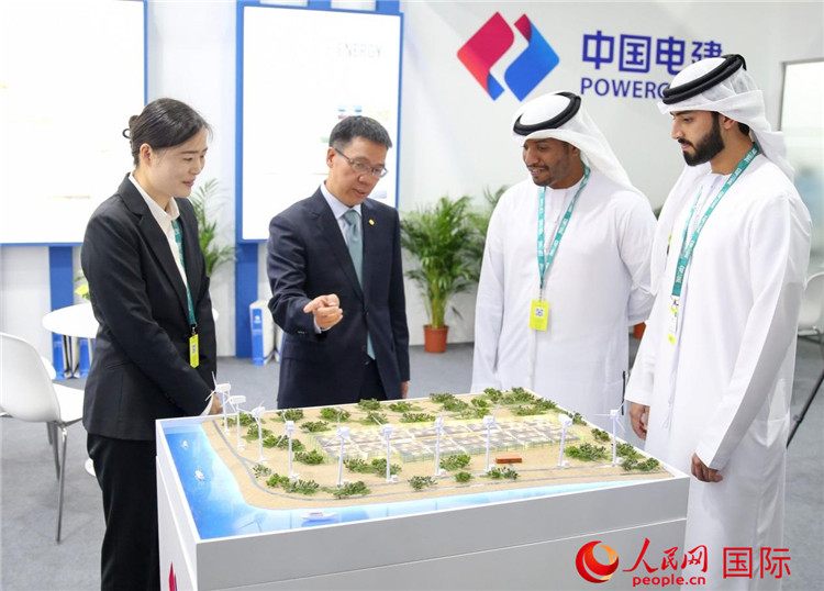 訪客在中國電建展臺參觀風(fēng)電項目沙盤。人民網(wǎng) 塔里克·易卜拉欣攝