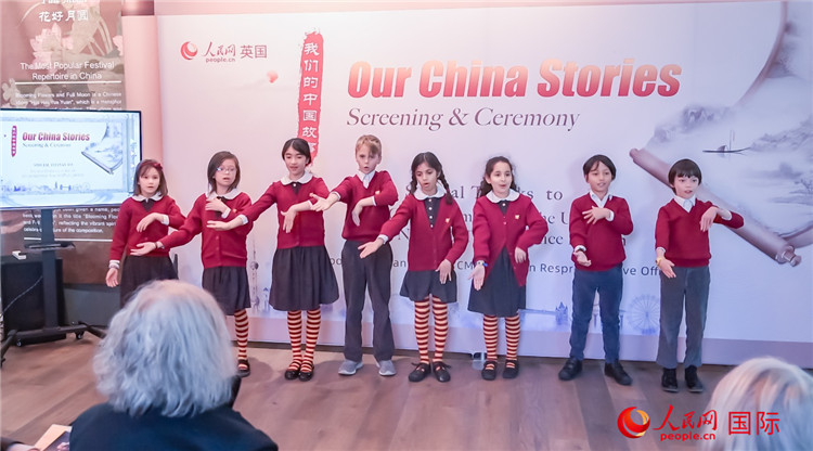 肯辛頓韋德預(yù)備學(xué)校小學(xué)生表演。人民網(wǎng) 郭錦標(biāo)攝