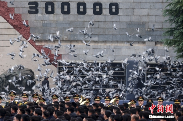 12月13日是第十個(gè)南京大屠殺死難者國家公祭日。當(dāng)天上午，南京大屠殺死難者國家公祭儀式在侵華日軍南京大屠殺遇難同胞紀(jì)念館舉行。圖為國家公祭儀式現(xiàn)場。中新社記者 泱波 攝