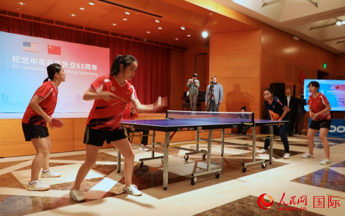 來自北京大學、美國弗吉尼亞大學的中美青年乒乓球運動員進行表演賽。人民網(wǎng)記者 李志偉攝