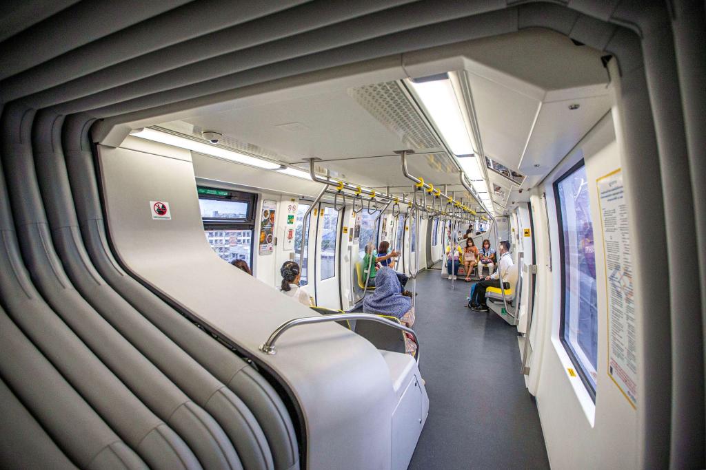 9月14日，乘客在泰國曼谷搭乘“黃線”列車。泰國曼谷是世界著名旅游目的地之一，當(dāng)?shù)厝税堰@座城市的高架軌道交通系統(tǒng)稱為“曼谷天鐵”。2023年下半年，由位于安徽蕪湖的中車浦鎮(zhèn)阿爾斯通運輸系統(tǒng)公司生產(chǎn)并提供的單軌道列車“天鐵黃線”在曼谷正式運營，11月同樣由該公司生產(chǎn)并提供列車的“天鐵粉線”也在曼谷開始試運行?！爸袊窃臁睆闹袊徍淼教﹪?，讓曼谷近郊與市中心的連接更為緊密，豐富城市面貌的同時，也為當(dāng)?shù)匕l(fā)展注入新活力。（新華社記者王騰攝）