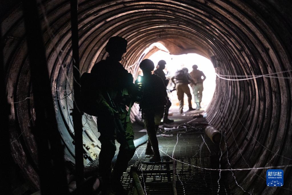 這張以色列國防軍12月17日發(fā)布的照片顯示，以軍地面部隊在加沙地帶發(fā)現(xiàn)一處大型地下隧道。新華社發(fā)