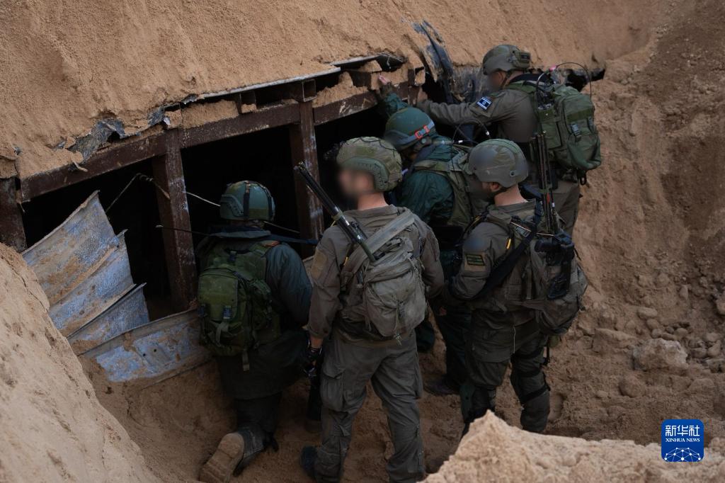 這張以色列國防軍12月17日發(fā)布的照片顯示，以軍地面部隊在加沙地帶發(fā)現(xiàn)一處大型地下隧道。新華社發(fā)