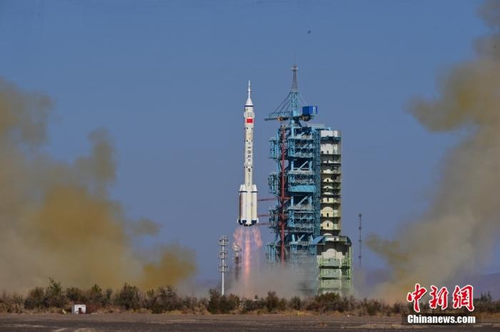資料圖：北京時(shí)間2023年10月26日11時(shí)14分，搭載神舟十七號(hào)載人飛船的長(zhǎng)征二號(hào)F遙十七運(yùn)載火箭在酒泉衛(wèi)星發(fā)射中心點(diǎn)火發(fā)射。汪江波 攝