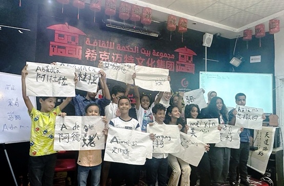 學(xué)著用中文書(shū)寫(xiě)自己姓名的埃及兒童們。埃及希克邁特文化集團(tuán)供圖