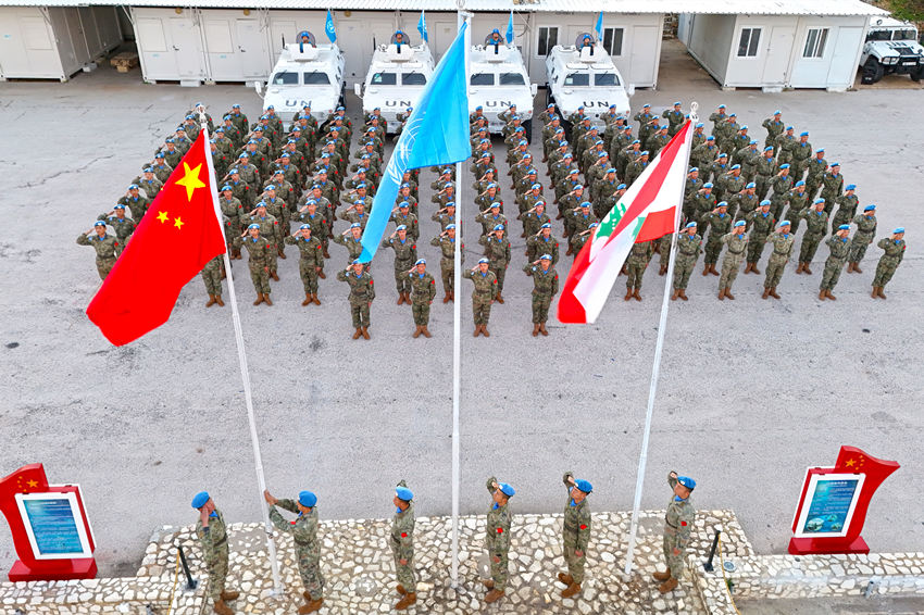 1月1日，中國第22批赴黎巴嫩維和官兵們舉行升旗儀式。胡光明攝