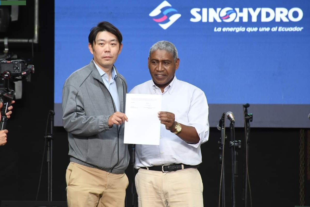 中國電建厄瓜多爾國別代表白納（左）代表中國電建向厄瓜多爾埃爾查科市康復中心捐贈了一批康復器材，埃爾查科市市長奧斯卡·德拉克魯斯·卡瓦蒂霍（右）對中國企業(yè)的善舉表示感謝。中國電建厄瓜多爾代表處供圖