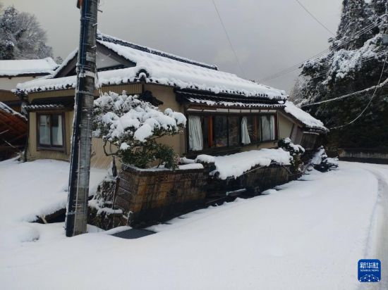 這是1月8日拍攝的日本能登半島地震災區(qū)珠洲市的街景。