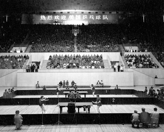 圖為1971年4月13日，中華全國體育總會舉行歡迎儀式，歡迎前來中國進行訪問的美國乒乓球代表團。中美兩國乒乓球運動員在北京首都體育館進行了友誼比賽。新華社發(fā)