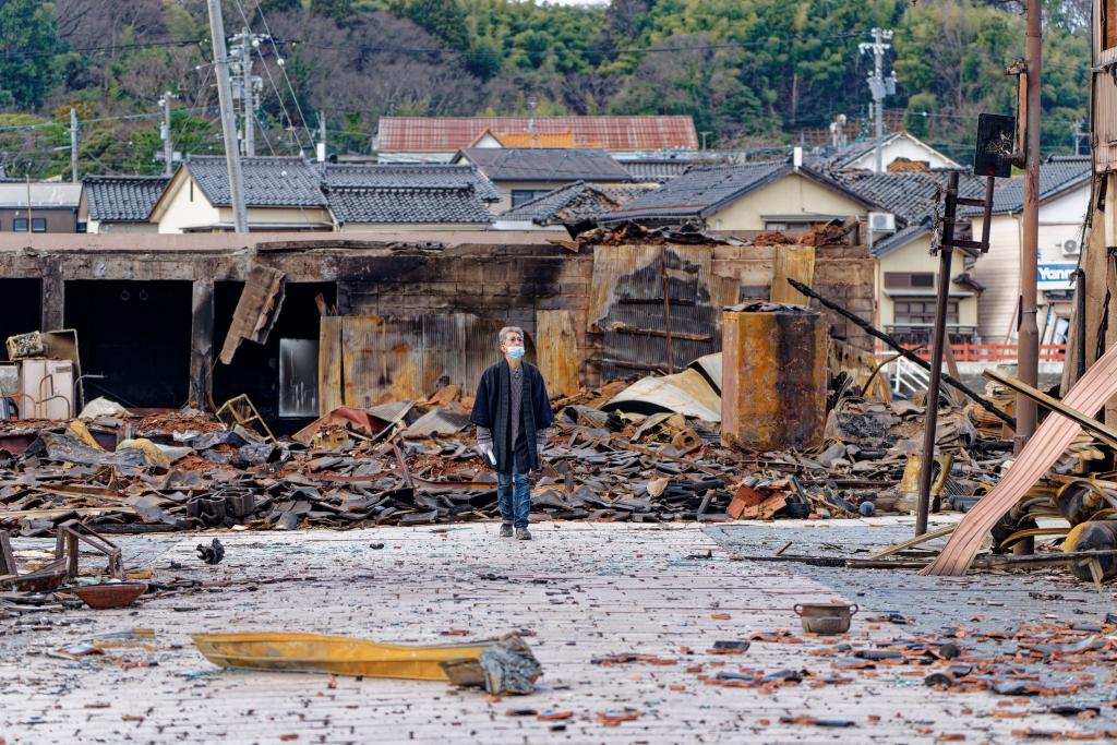 1月4日，一名市民查看日本石川縣輪島市“輪島早市”廢墟。新華社記者張笑宇攝