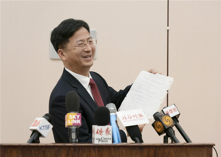 張建敏總領(lǐng)事向媒體展示領(lǐng)區(qū)小學(xué)生來信。中國駐舊金山總領(lǐng)館供圖