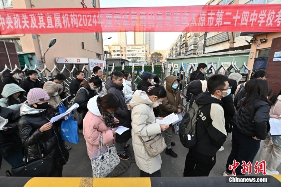 2023年11月26日，山西省太原市，考生步入考場。當日，中央機關及其直屬機構2024年度考試錄用公務員公共科目筆試開考。<a target='_blank' href='/'><p  align=