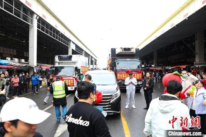 運(yùn)載蔓越莓車(chē)隊(duì)前，不少民眾正在圍觀打卡。 王偉臣 攝