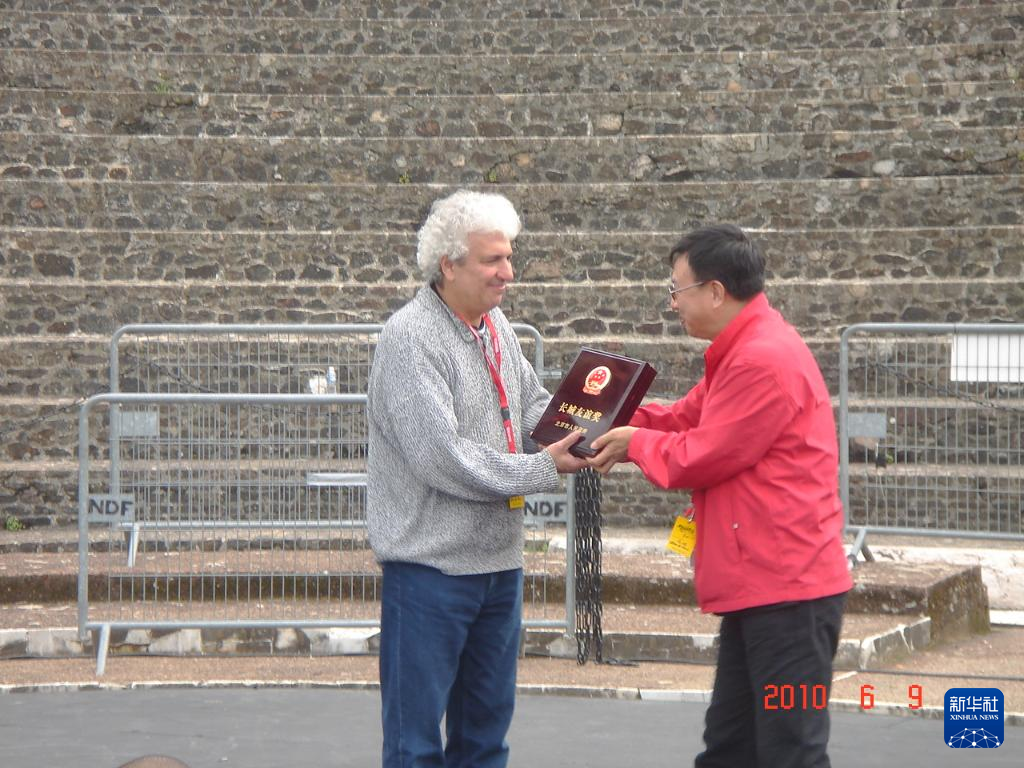 這是2010年帕特里克·索米耶（圖左）獲頒北京市人民政府授予的“長城友誼獎”時(shí)的資料照片。新華社發(fā)（受訪對象供圖）