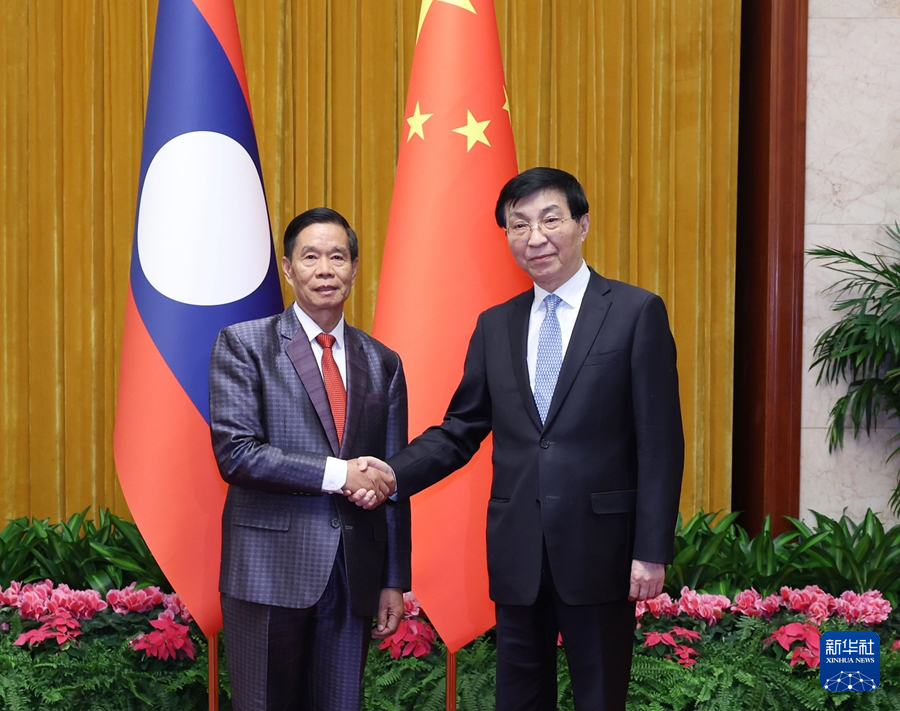 1月22日，中共中央政治局常委、全國政協(xié)主席王滬寧在北京會見老撾人民革命黨中央政治局委員、建國陣線中央委員會主席辛拉馮。新華社記者 王曄 攝