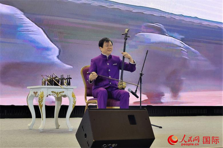 二胡演奏家、國家一級演員王之輝演奏《新春樂》。人民網(wǎng)記者 于宏建攝