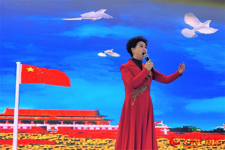 女高音歌唱家、國家一級演員江如虹演唱《我愛你中國》。人民網(wǎng)記者 于宏建攝