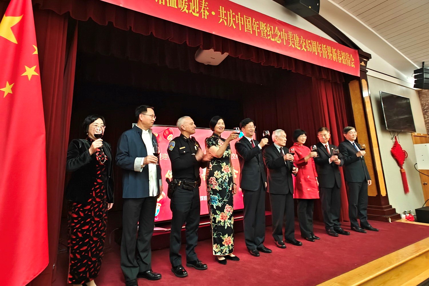 僑胞代表與駐舊金山總領(lǐng)館官員合影。主辦方供圖