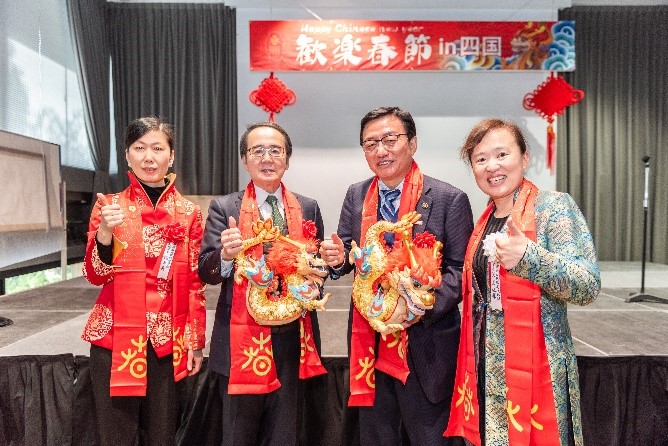 向池田知事、大西市長(zhǎng)贈(zèng)送“歡樂(lè)春節(jié)“吉祥龍。從左到右為魏有美副總領(lǐng)事、池田豊人知事、大西秀人市長(zhǎng)、馬曉琛主任。中國(guó)駐大阪旅游辦事處供圖