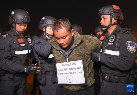 1月30日，在緬甸內比都國際機場，緬甸警方依法向我公安機關移交緬北重大犯罪嫌疑人白應蒼。新華社記者 殷剛 攝