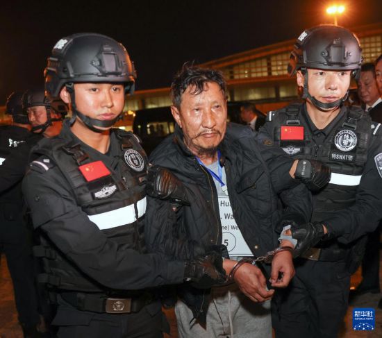 1月30日，在緬甸內比都國際機場，緬甸警方依法向我公安機關移交緬北重大犯罪嫌疑人魏懷仁。新華社記者 殷剛 攝