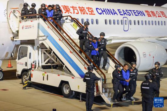 1月30日，在云南昆明長水機場，白所成、白應蒼、魏懷仁、劉正祥、劉正茂、徐老發(fā)等10名緬北重大犯罪嫌疑人被我公安機關成功押解回國。新華社記者 殷剛 攝