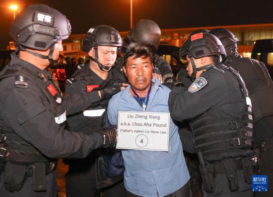 1月30日，在緬甸內比都國際機場，緬甸警方依法向我公安機關移交緬北重大犯罪嫌疑人劉正祥。新華社記者 殷剛 攝