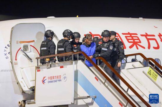 1月30日，在云南昆明長水機場，緬北重大犯罪嫌疑人白所成被我公安機關成功押解回國。新華社記者 殷剛 攝