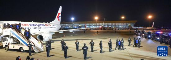 1月30日，在云南昆明長水機場，白所成、白應蒼、魏懷仁、劉正祥、劉正茂、徐老發(fā)等10名緬北重大犯罪嫌疑人被我公安機關成功押解回國。新華社記者 殷剛 攝