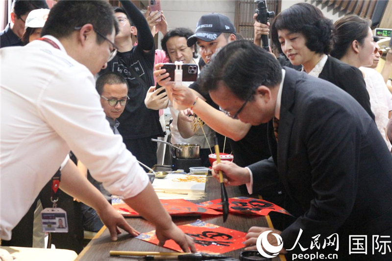 中國駐菲律賓大使黃溪連出席活動并與留菲學(xué)子共迎新春。人民網(wǎng)記者樊帆 攝