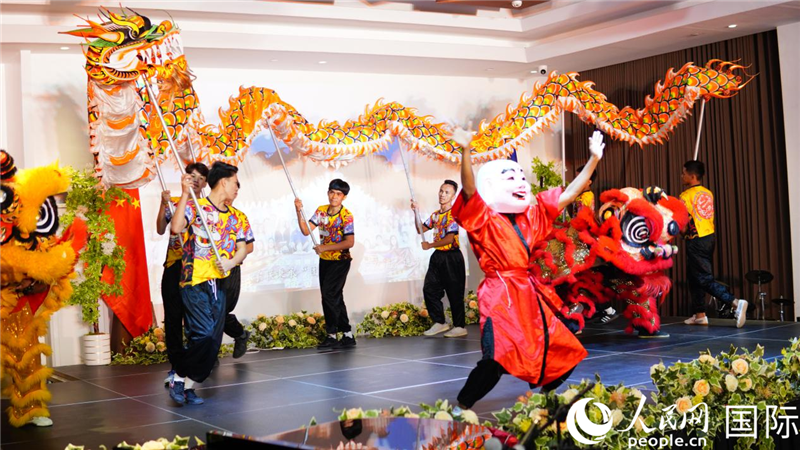 在菲留學(xué)生通過舞龍舞獅表演呈現(xiàn)中華優(yōu)秀傳統(tǒng)文化魅力。人民網(wǎng)記者樊帆 攝