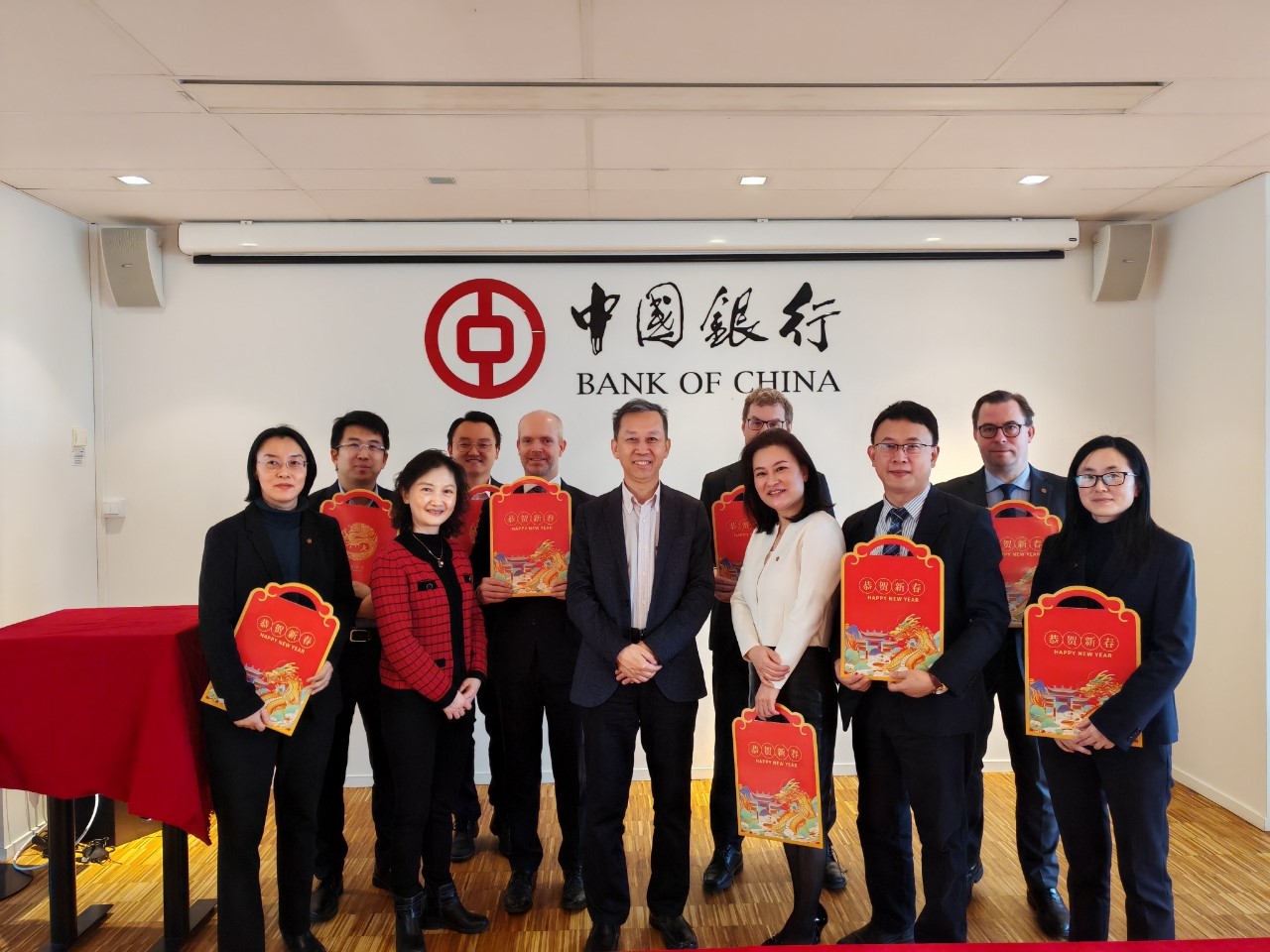 中國駐瑞典大使崔愛民（左六）與中國銀行（歐洲）有限公司斯德哥爾摩分行中外員工合影。中國駐瑞典大使館供圖