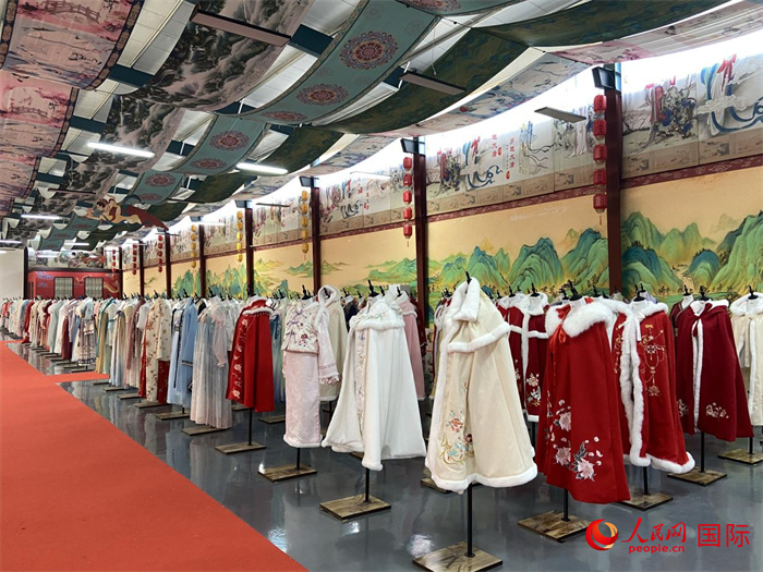 1月24日，在山東省菏澤市曹縣大集鎮(zhèn)穿越大唐漢服云倉直播基地展廳里擺放的漢服。 人民網(wǎng) 周琳佳攝