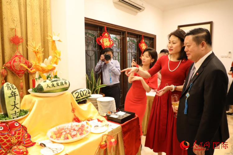 中國(guó)駐東盟大使侯艷琪（右二）同東盟秘書(shū)長(zhǎng)高金洪（右一）欣賞食雕。人民網(wǎng)記者 曹師韻攝