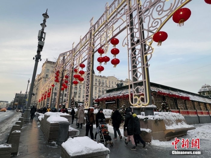 當(dāng)?shù)貢r間2月9日，中國農(nóng)歷新年慶?；顒訂觾x式在莫斯科市中心的卡梅爾格爾斯基巷舉行。圖為特維爾大街裝飾的中國大紅燈籠。<a target='_blank' href='/'><p  align=