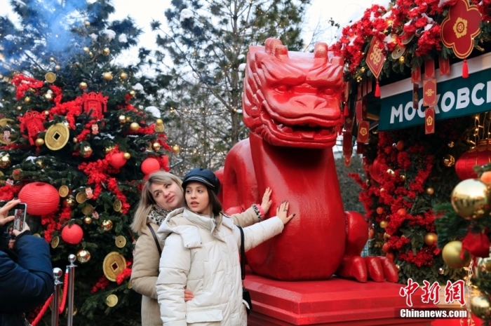 當(dāng)?shù)貢r間2月9日，中國農(nóng)歷新年慶?；顒訂觾x式在莫斯科市中心的卡梅爾格爾斯基巷舉行。中國駐俄大使張漢暉，俄羅斯外交部發(fā)言人扎哈羅娃，以及俄羅斯文化部和莫斯科市政府官員出席。慶?；顒訉⒊掷m(xù)至18日。圖為當(dāng)?shù)孛癖娫谔鼐S爾廣場與龍雕塑合影。