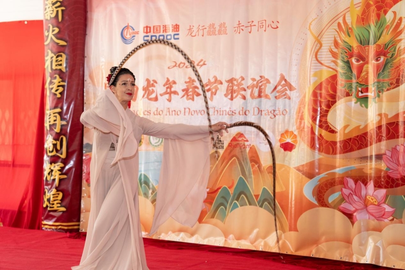 巴西藝術(shù)家表演中國舞。里約天主教大學(xué)孔子學(xué)院供圖