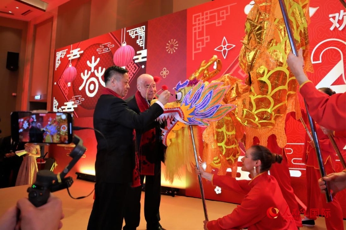 張漢暉（左）、施威特科（右）共同為彩龍點(diǎn)睛。于子恒攝