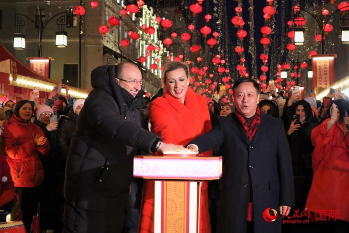 張漢暉、扎哈羅娃、科茲洛夫（從右至左）共同按下活動(dòng)啟動(dòng)按鈕。于子恒攝
