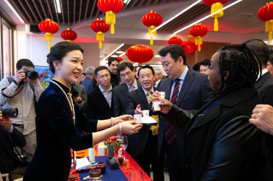 2月2日，人們在位于意大利羅馬的聯(lián)合國糧農(nóng)組織總部體驗中國茶藝。新華社記者李京攝
